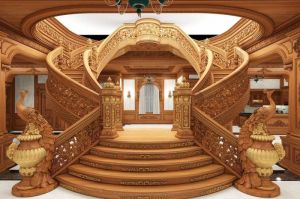 Cầu thang gỗ đỏ