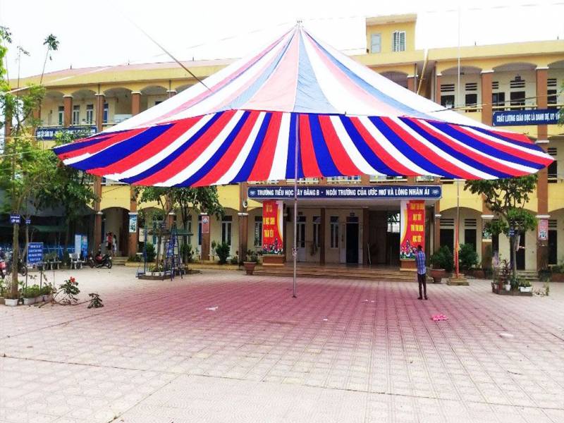 Dù, Bạt sân trường
